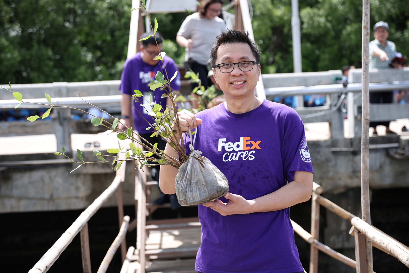 “เฟดเอ็กซ์” ผนึก “มูลนิธิรักษ์ไทย” ฟื้นฟูป่าชายเลน ปลูกโกงกาง 2,000 ต้น พร้อมปล่อยปู 200 ตัว เสริมความหลากหลายทางชีวภาพ