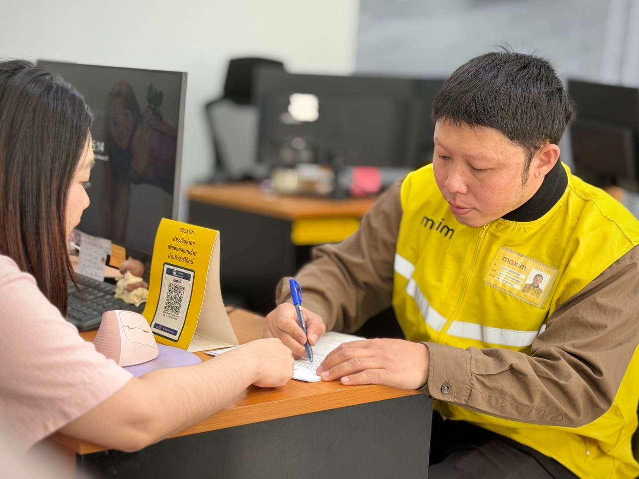 ห้ามรับงานหากไม่มีใบขับขี่สาธารณะ: “กรมการขนส่งทางบก” และ “Maxim” จัดสัมมนาระดับภูมิภาค เร่งช่วยคนขับดำเนินการให้ถูกต้องตามกฎหมาย