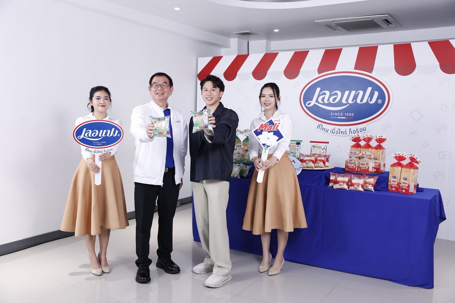 “เลอแปง” x “นมตรามะลิ” สองแบรนด์ยอดนิยมที่คนไทยคุ้นเคย ผนึกพลังครั้งสำคัญ สร้างนิยามบทใหม่เอาใจสายเฮลท์ตี้ “ขนมปังโฮลวีทพร้อมดิปนมข้นโปรตีน” อร่อยครบ จบทุกมื้อสุขภาพ เริ่มต้นมื้อดี ๆ ได้แล้ววันนี้ที่ 7-Eleven ใกล้บ้านคุณ