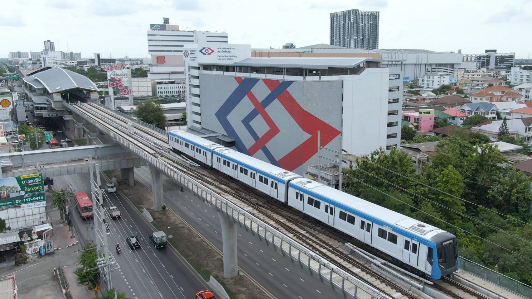 "ภัทรพงศ์" เผยรถไฟฟ้า MRT สายสีน้ำเงิน เปิดให้บริการตามปกติทุกเส้นทาง รองรับการเดินทางอย่างไร้รอยต่อ เน้นย้ำมาตรฐานความปลอดภัยต้องมาก่อน