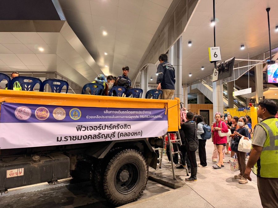 “พิพัฒน์” เผยคมนาคมระดมรถช่วยประชาชนพื้นที่น้ำท่วม ปทุมธานี–นนทบุรี ก่อนปรับภารกิจเข้าสำรวจฟื้นฟูเส้นทางหลังน้ำลด