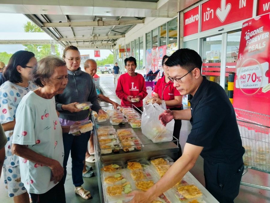“แม็คโคร-โลตัส” ระดมความช่วยเหลือผู้ประสบภัยน้ำท่วม ส่งอาหารพร้อมรับประทาน เครื่องดื่ม และของใช้จำเป็น ถึงพื้นที่ประสบภัย