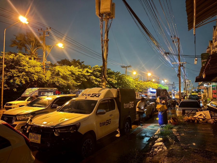 “ทรู คอร์ปอเรชั่น” ร่วมกับ “กสทช.” ห่วงใยประชาชนพื้นที่น้ำท่วมเคหะร่มเกล้า ส่งรถสถานีฐานเคลื่อนที่ COW เสริมสัญญาณ รองรับการติดต่อสื่อสารและประสานความช่วยเหลือ