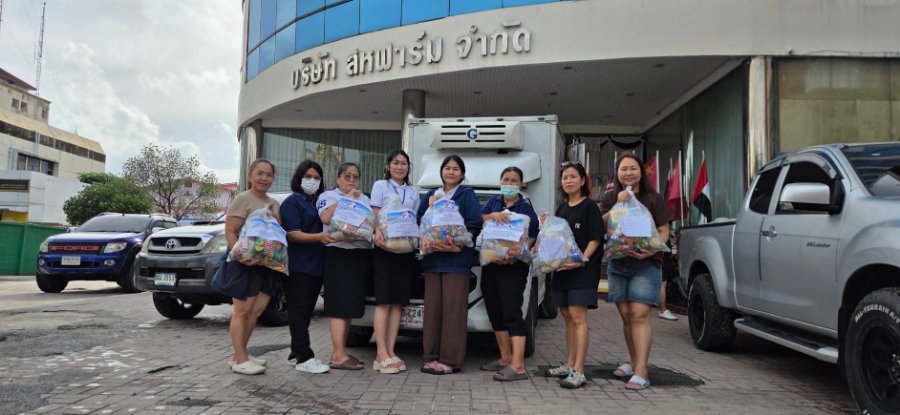 “ผู้บริหารสหฟาร์ม” ลงพื้นที่ลุยน้ำ ให้กำลังใจพนักงาน พร้อมมอบถุงยังชีพกว่า 100 ชุด หลังสำนักงานรามอินทราเผชิญน้ำท่วม พนักงานรวมพลังเร่งป้องกันความเสียหาย