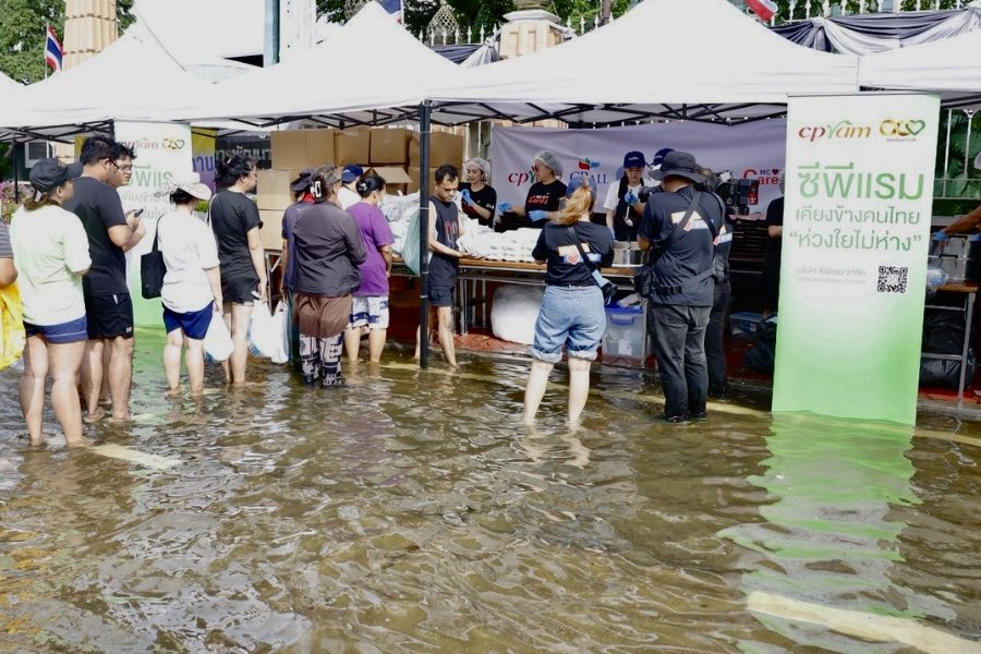 “ซีพีแรม” – “ซีพี ออลล์” และภาคีเครือข่าย ยังคงยืนหยัด “เคียงข้างคนไทย ห่วงใยไม่ห่าง” จัดตั้งครัวกลางส่งมอบอาหารคุณภาพ และเบเกอรี่ ส่งต่อกำลังใจและความห่วงใย ฝ่าวิกฤตน้ำท่วมกรุงเทพฯ ไปด้วยกัน