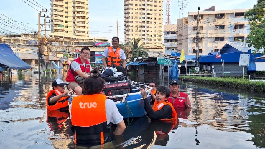 “ทรู คอร์ปอเรชั่น” เกาะติดเขื่อนเจ้าพระยาระบายน้ำเฝ้าระวังเพิ่ม 11 จังหวัด – รุดลงพื้นที่เคียงข้างชาวแฟลตคลองจั่น ส่งวิศวกรลุยน้ำท่วมนำเครื่องปั่นไฟเสริมการสื่อสารท่ามกลางวิกฤต