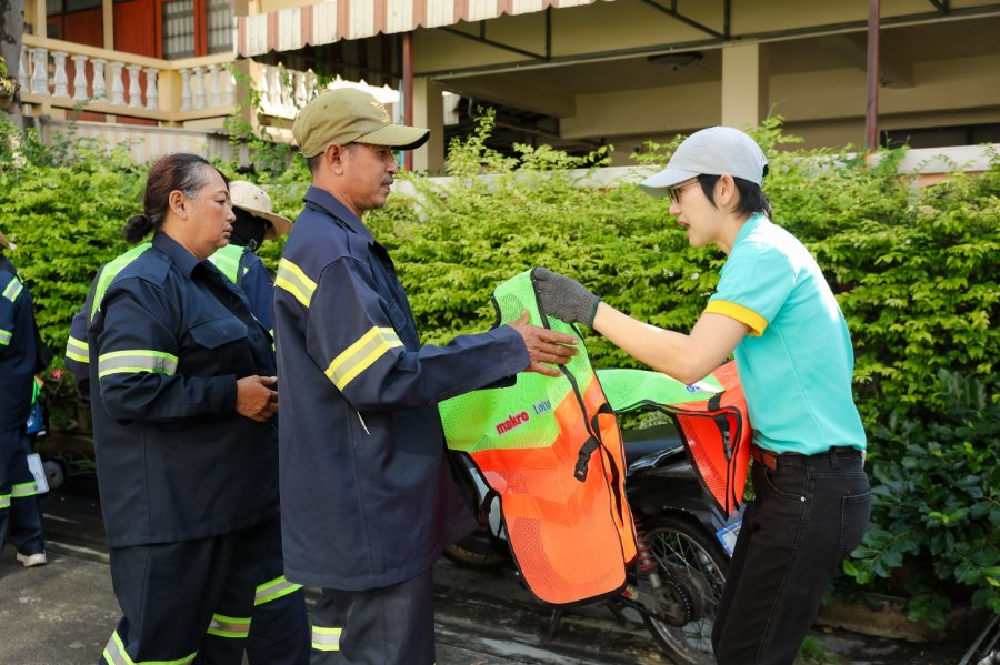 “ซีพี แอ็กซ์ตร้า” สนับสนุนทีม Big Cleaning ของ กทม. ฟื้นฟูพื้นที่หลังน้ำลด พร้อมส่งต่อเสื้อสะท้อนแสงรีไซเคิล สานต่อคุณค่าจากโครงการ “พลาสติกคืนค่า”