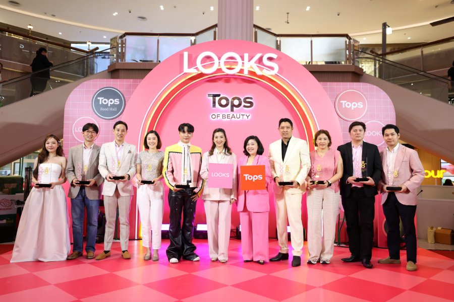 สวยไม่พัก ฟินไม่แผ่ว! ท็อปส์ ฉลอง 8 ปี LOOKS ประกาศ 8 บิวตี้ไอเทมแห่งปีจาก “LOOKS Beauty Awards” ครั้งแรก ภายในงาน “TOPS of Beauty” ชูไฮไลท์ศิลปิน และสินค้าบิวตี้จากแบรนด์ดัง พร้อมให้ช้อปความสวยได้ต่อ กับแคมเปญ “Discover LOOKS” ที่สาขา ถึง 27 ต.ค.นี้
