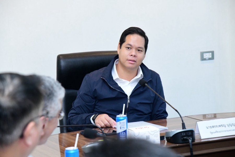 “สรรเพชญ” นำคมนาคม ศึกษาดูงานท่าเทียบเรือ ชุด D แหลมฉบัง ชู AI-รถหัวลากไร้คนขับ ขับเคลื่อนท่าเรืออัจฉริยะ