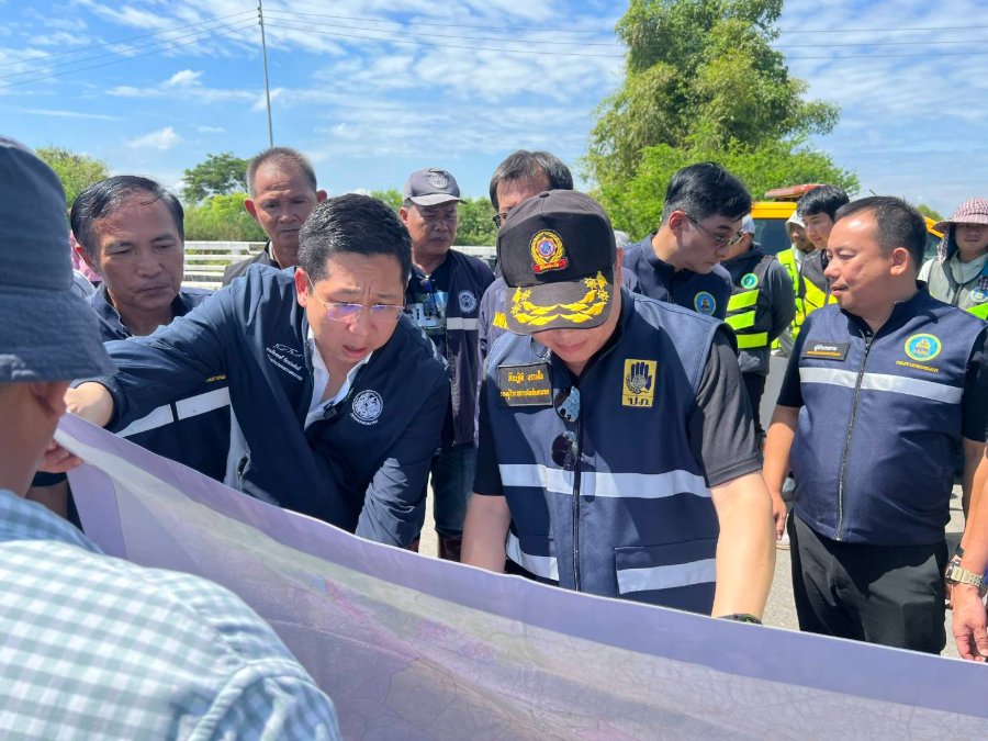 "ภัทร​พงศ์" ลงพื้นที่นครนายก-ปทุมธานี สั่งทางหลวงชนชทเร่งฟื้นฟูเส้นทางสัญจร พร้อมมอบถุงยังชีพบรรเทาความเดือดร้อนจาก​อุทกภัย