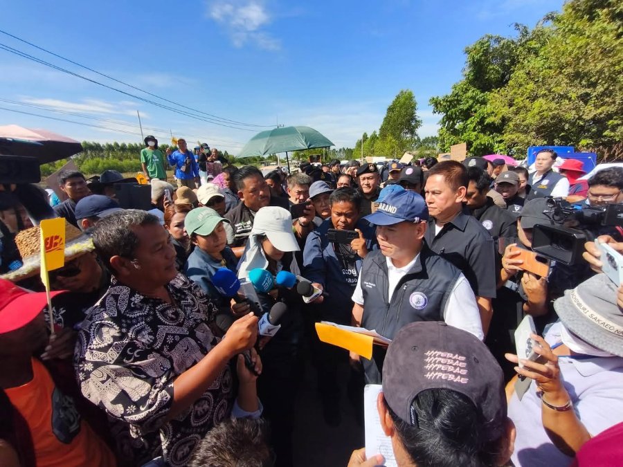 “วราวุธ” เดินหาม็อบปราจีนบุรี รับหนังสือร้องเรียนเอง ยัน โรงงานต้องรับผิดชอบความเสียหาย ลั่น ก.อุตฯ ยึดกฎหมายเป็นหลัก ย้ำ จับมือ อก.-ทส.-มท.-คลัง ตรวจสอบคุณภาพดิน-น้ำ-นอมินี