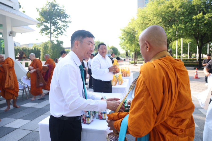 “ธ.ก.ส.” จัดกิจกรรมทำบุญตักบาตร อุทิศถวายเป็นพระราชกุศล ในวาระครบรอบ 1 ปี แห่งวันสวรรคต “สมเด็จพระนางเจ้าสิริกิติ์ พระบรมราชินีนาถ พระบรมราชชนนีพันปีหลวง”