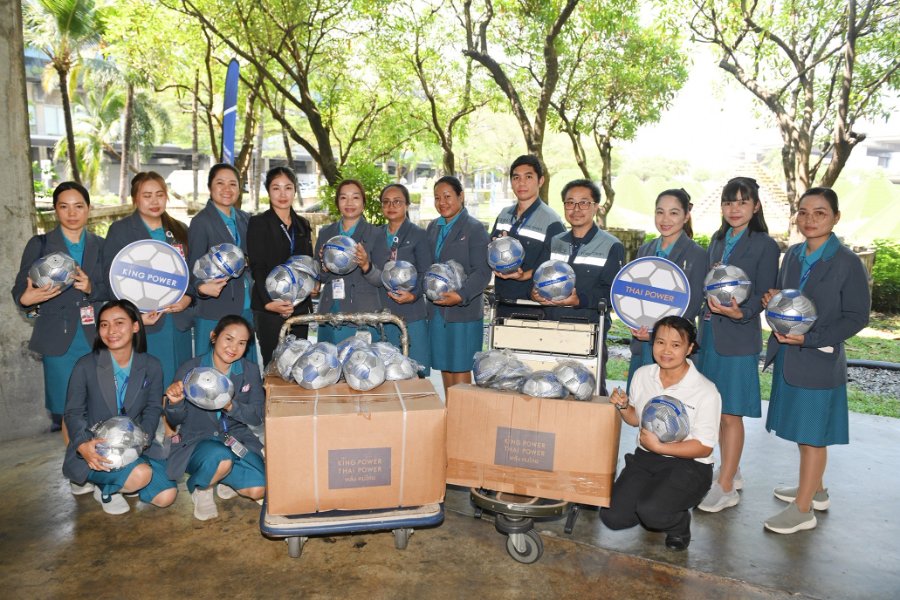 โครงการ “ล้านลูก ล้านพลัง สร้างฝันเด็กไทย” รวมพลัง “พนักงาน คิง เพาเวอร์” เป็น “สะพานบอล” ส่งต่อลูกฟุตบอลเติมฝันเด็กไทยทั่วประเทศ