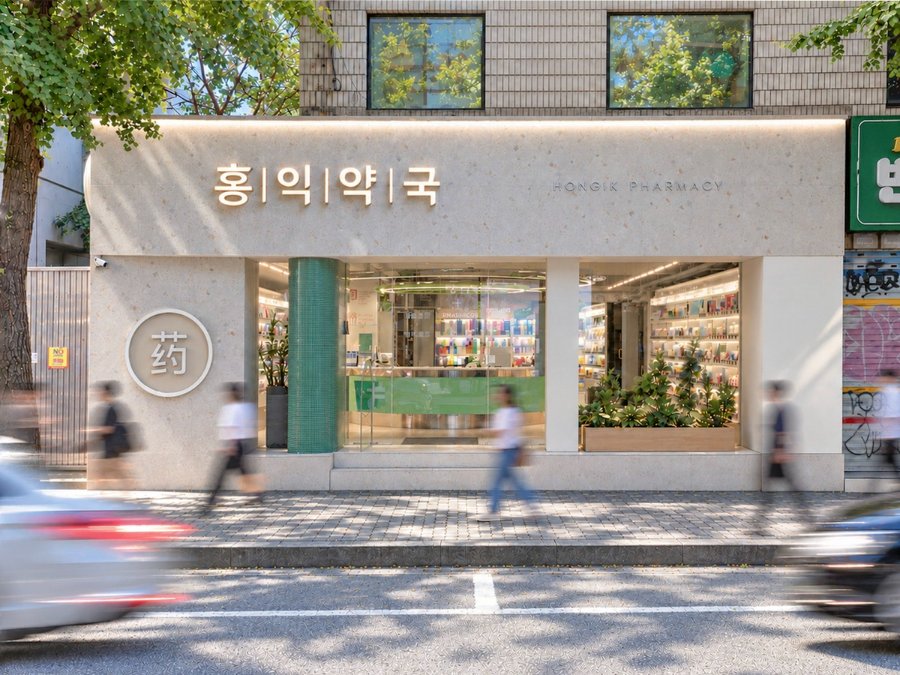 “Hongik Pharmacy” ปั้นร้านขายยา K-Pharmacy สู่จุดหมายใหม่ของนักท่องเที่ยวในย่านฮงแด ผสานความเชี่ยวชาญของเภสัชกรเข้ากับ K-Beauty และ K-Wellness พร้อมคัดสรรผลิตภัณฑ์และให้คำปรึกษาเฉพาะบุคคล